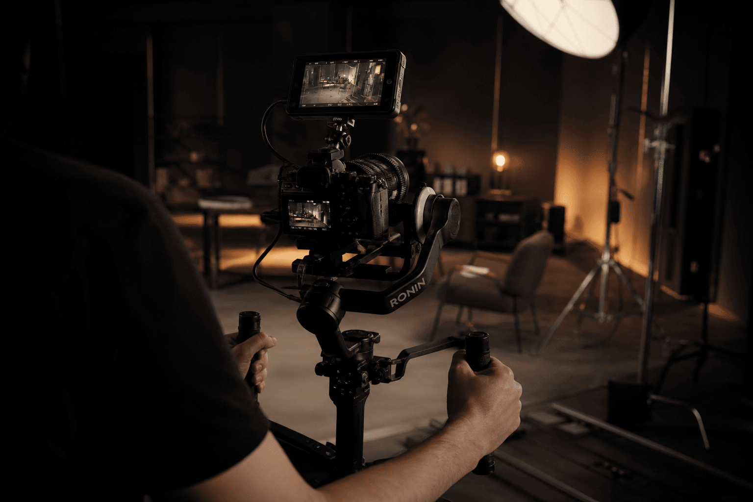 Gimbal ve sinema kamerasıyla video çekim sahnesi