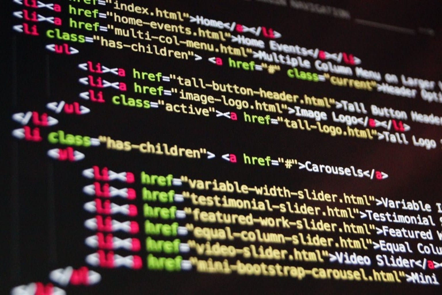 Ekranda HTML kodu ve web geliştirme çalışması